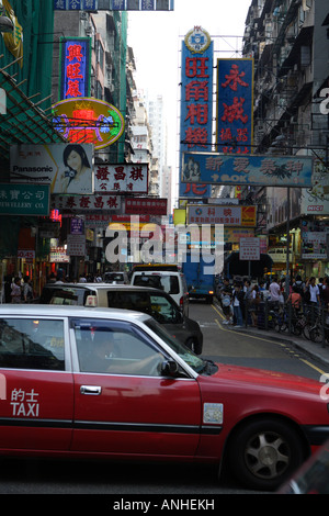 Le quartier commerçant de Mong Kok Hong Kong, Chine, Asie. Très commerçante rue commerciale. Taxi rouge. Banque D'Images