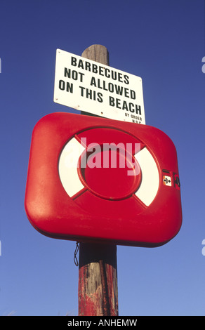 Boîtier rouge sur la plage contenant l'anneau de sauvetage Banque D'Images