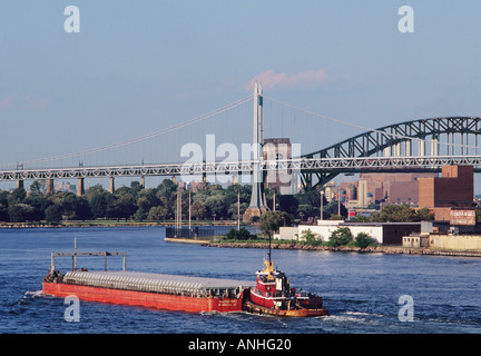 Remorqueurs ou remorqueurs et barges, ou arnaque, trafic East River avec le pont Robert F Kennedy, ou Triborough Bridge et le pont Hell Gate New York City, États-Unis Banque D'Images