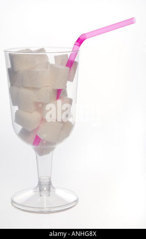 Morceaux de sucre dans un verre boisson sucrée Banque D'Images