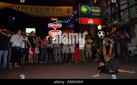 Un artiste de rue, montre son perfectionnement au football sur Thalon Bangkok Thaïlande Khao San par Louisa Butler Banque D'Images