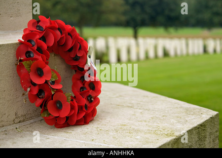 Coquelicot couronne au Cimetière militaire britannique Point Prowse Ploegsteert en Belgique Banque D'Images