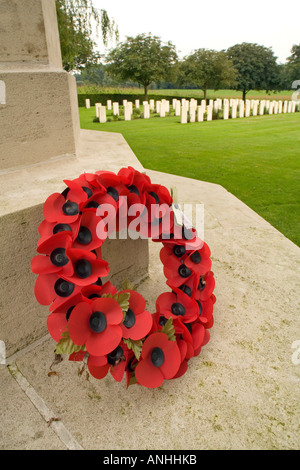 Coquelicot couronne au Cimetière militaire britannique Point Prowse Ploegsteert en Belgique Banque D'Images