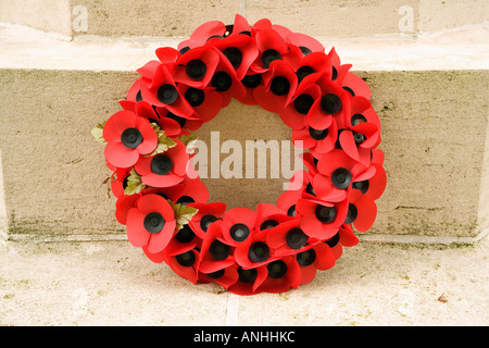 Coquelicot couronne au Cimetière militaire britannique Point Prowse Ploegsteert en Belgique Banque D'Images