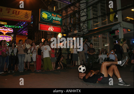 Un artiste de rue, montre son perfectionnement au football sur Thalon Bangkok Thaïlande Khao San par Louisa Butler Banque D'Images