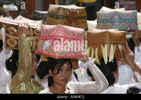 Des femmes portant des offrandes à temple fête Banque D'Images