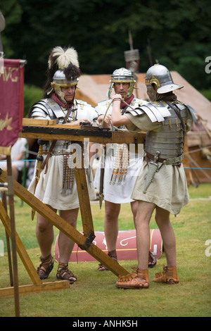 La preuve de l'utilisation d'acteurs de la baliste à une reconstitution de l'armée romaine, Villa Chedworth, Gloucestershire, Royaume-Uni Banque D'Images