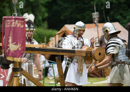 La preuve de l'utilisation d'acteurs de la baliste à une reconstitution de l'armée romaine, Villa Chedworth, Gloucestershire, Royaume-Uni Banque D'Images