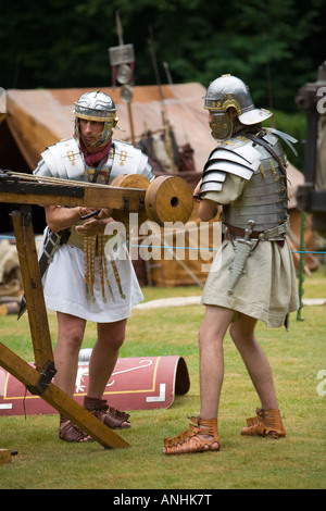 La preuve de l'utilisation d'acteurs de la baliste à une reconstitution de l'armée romaine, Villa Chedworth, Gloucestershire, Royaume-Uni Banque D'Images