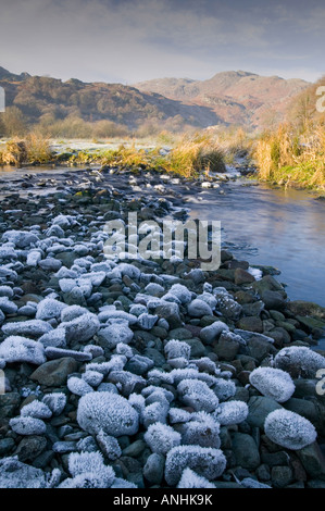 Une rivière partiellement gelé dans Easedale Près de Grasmere dans le Lake District pendant une vague de froid Banque D'Images