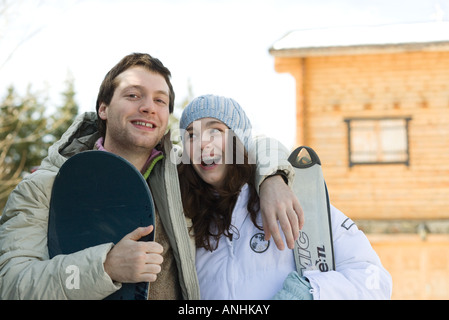 Jeune skieur et snowboarder, smiling, portrait Banque D'Images