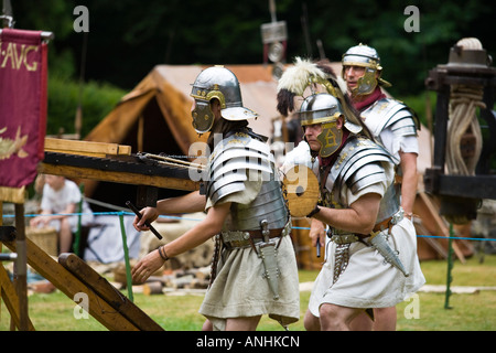 La preuve de l'utilisation d'acteurs de la baliste à une reconstitution de l'armée romaine, Villa Chedworth, Gloucestershire, Royaume-Uni Banque D'Images