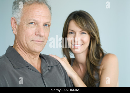 Man and Woman smiling at camera, portrait Banque D'Images