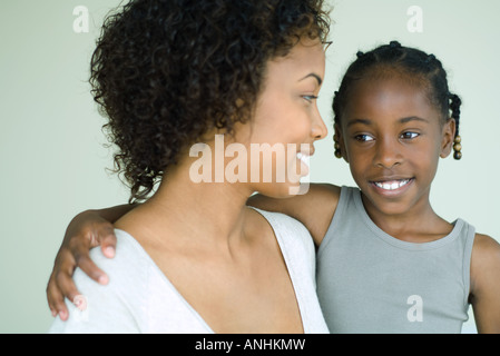 Mother holding daughter, souriant et à l'écart, close-up Banque D'Images