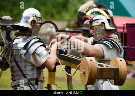 La preuve de l'utilisation d'acteurs de la baliste à une reconstitution de l'armée romaine, Villa Chedworth, Gloucestershire, Royaume-Uni Banque D'Images