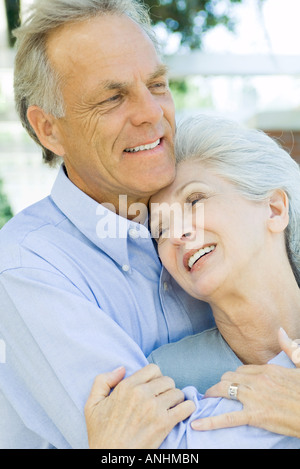 Young couple embracing and smiling, close-up Banque D'Images
