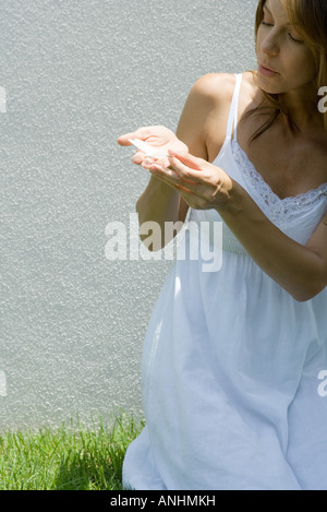 Femme en robe d'holding butterfly en creux des mains Banque D'Images