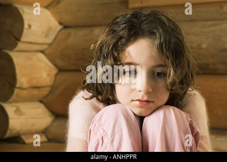 Girl resting head on les genoux, à l'écart Banque D'Images
