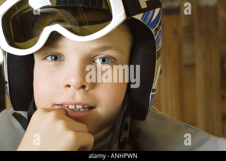 Boy wearing ski gear, portrait Banque D'Images
