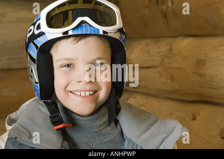 Boy wearing ski gear, portrait Banque D'Images