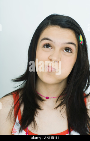 Teenage girl avec les joues gonflées, portrait Banque D'Images