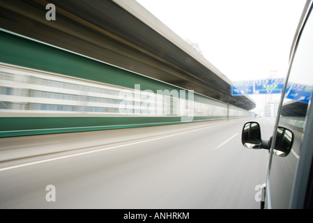 Mur de l'autoroute vu de fenêtre de voiture, blurred motion Banque D'Images