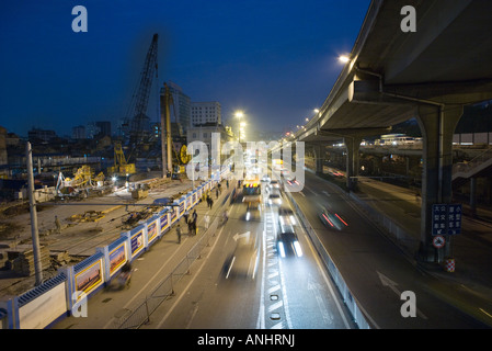 Le trafic de la ville à côté de chantier dans la nuit, high angle view Banque D'Images