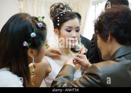 Mariage chinois, donnant des bijoux à la mariée Banque D'Images