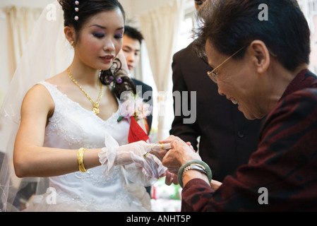 Mariage chinois, donnant des bijoux à la mariée Banque D'Images