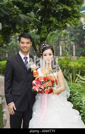 Bride and Groom standing dans cadre verdoyant, portrait Banque D'Images