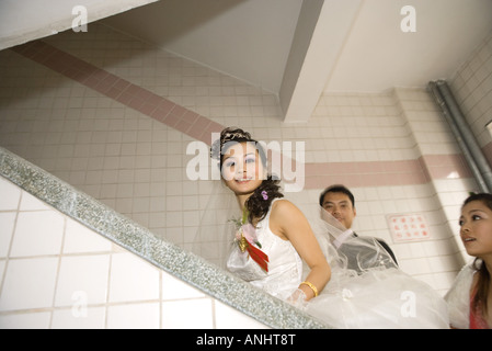 Mariée de la mariée, et en montant un escalier de demoiselle Banque D'Images