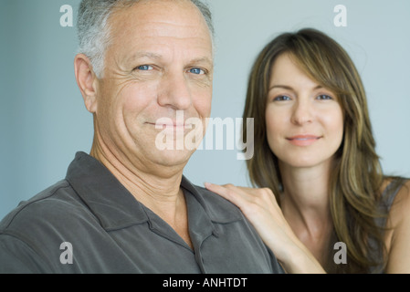 Père et fille adultes matures smiling at camera, portrait Banque D'Images