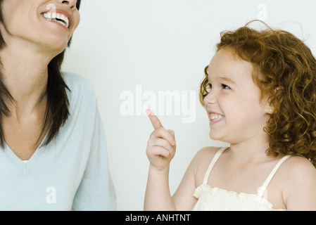 Petite fille et sa mère, rire Banque D'Images