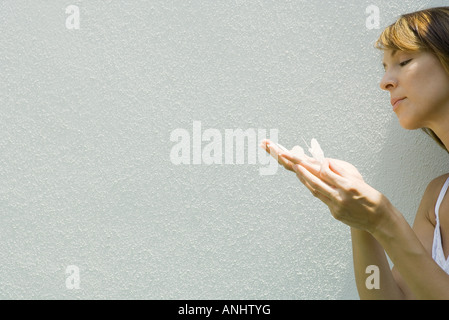 Woman holding fake papillons en main Banque D'Images