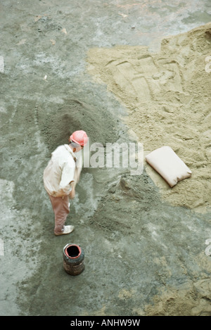 Worker at construction site, high angle view Banque D'Images