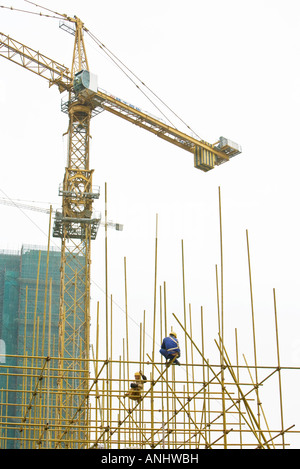 Site de construction, les travailleurs perchés sur charpente métallique Banque D'Images