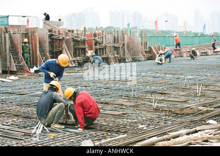 Les travailleurs de la construction working at construction site Banque D'Images