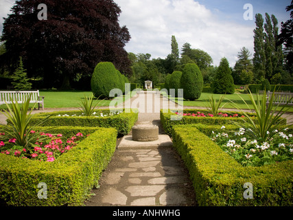 Lotherton Hall jardins formels avec parterre au premier plan menant à une maison d'été Banque D'Images