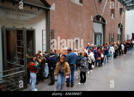 Intérieur du musée du mémorial juif de l'Holocauste de Washington DC. Des gens qui font la queue pour entrer dans le Musée du souvenir. Attraction touristique. Landmark USA Banque D'Images