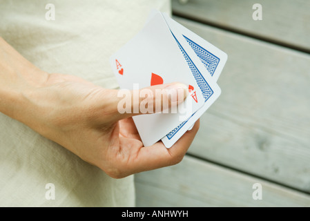 Femme jouant de jeu de carte, cropped view of hand holding cards Banque D'Images