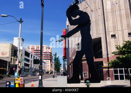 Rue à utiliser Musée d'art de l'État de Washington Seattle Pacific Northwest America. Homme martelant artiste Jonathan Brorofsky. Banque D'Images