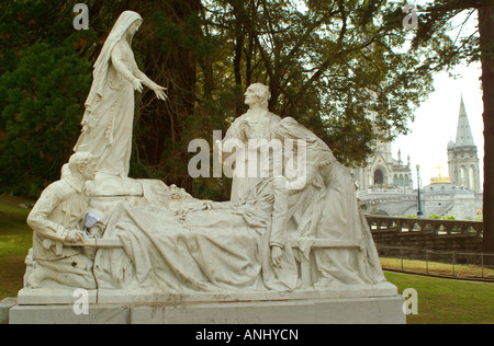 Lourdes Hautes-pyrénées midi-pyrénées france la statue pour les malades à l'entrée principale avec la basilique en arrière-plan Banque D'Images