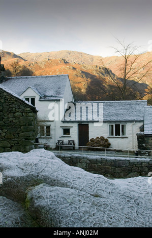 Une vieille maison de ferme de Easedale Près de Grasmere dans le Lake District de gel hiver UK Banque D'Images