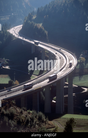 Autobahn près de col du Brenner, Tirol, Autriche, Europe Banque D'Images