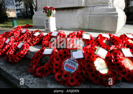 Hommages à gauche au cénotaphe de Lewisham, SE Londres, après le jour du Souvenir 2007. Banque D'Images