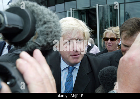 Le député conservateur Boris Johnson est entouré par les membres de la presse comme il annonce qu'il est d'être l'élu maire de Londres Banque D'Images