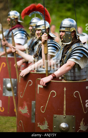 Soldats romains de boucliers et d'armes à une reconstitution de l'armée romaine, Villa Chedworth, Gloucestershire, Royaume-Uni Banque D'Images