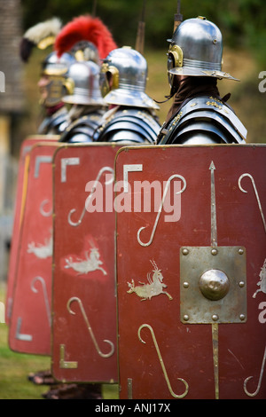 Soldats romains de boucliers et d'armes à une reconstitution de l'armée romaine, Villa Chedworth, Gloucestershire, Royaume-Uni Banque D'Images