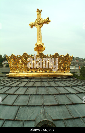 La croix d'or & Couronne Couronne Couronne sur le dôme de la basilique de Lourdes Banque D'Images