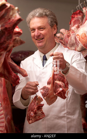 BOB KENNARD QUI EST PROPRIÉTAIRE DE LA FERME EN MATIÈRES ORGANIQUES GRAIG POWYS UK ET N'A PAS EU DE CANDIDATS POUR LES BOUCHERS POUR TRAVAILLER À SON USINE DE COUPE Banque D'Images